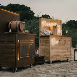 Drewniane bary na wesele: jeden z beczką whisky, drugi z prosecco. Idealne na letnie przyjęcie na plaży.