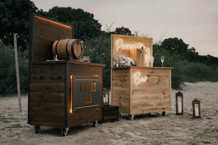 Drewniane bary na wesele: jeden z beczką whisky, drugi z prosecco. Idealne na letnie przyjęcie na plaży.