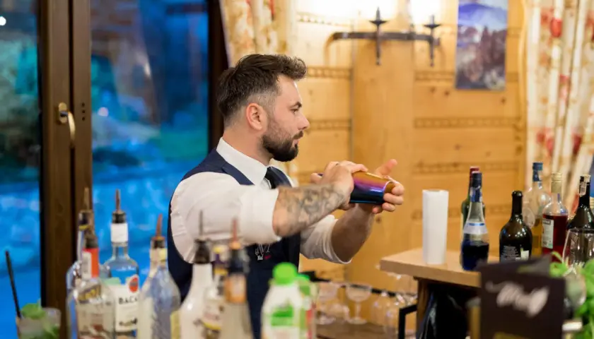Barman na wesele, cena zależy od doświadczenia i umiejętności. Ten profesjonalista przygotowuje drinki z pasją.