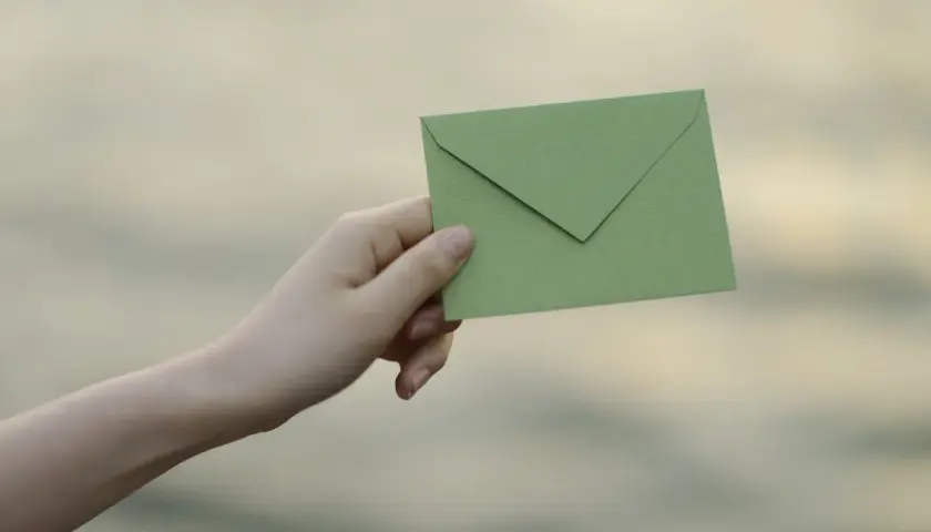 Czy podpisuje się koperty na wesele? Uniknij tych błędów!
