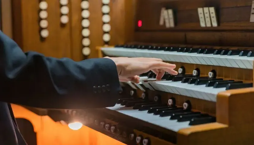 Ile kosztuje organista na ślub? Poznaj ceny i ważne czynniki