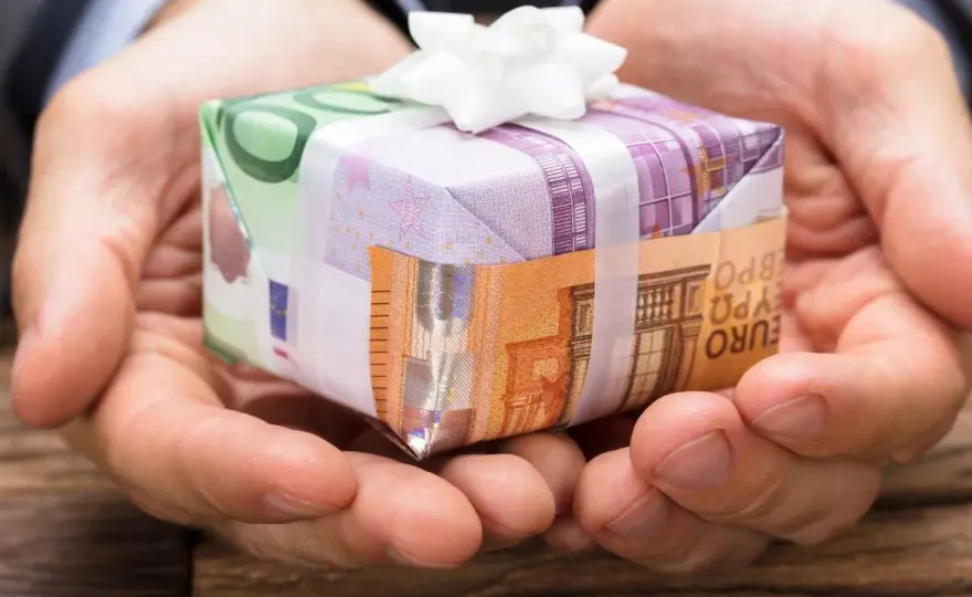 Jak śmiesznie zapakować pieniądze na prezent - 6 kreatywnych pomysłów